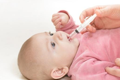 宝宝发烧,灌肠等5种常见的做法,伤娃又有风险,退烧应如此