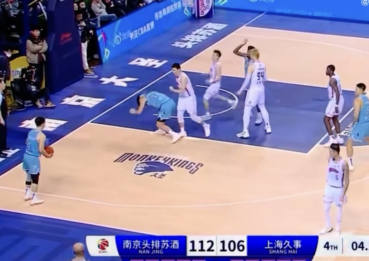 原创             中国篮球恶劣一幕 本土老将故意肘击20岁新星头部 后者脑震荡