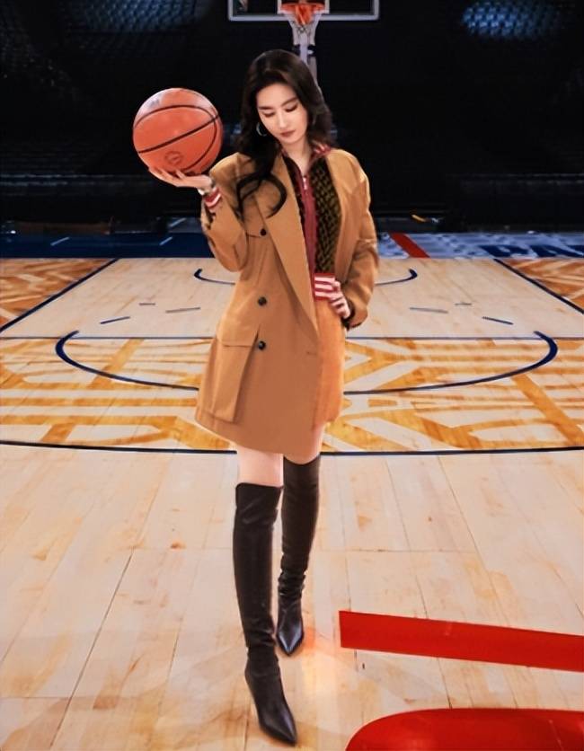 原创             刘亦菲亮相NBA巴黎赛！36岁依然少女如初，清纯气质太美了！
