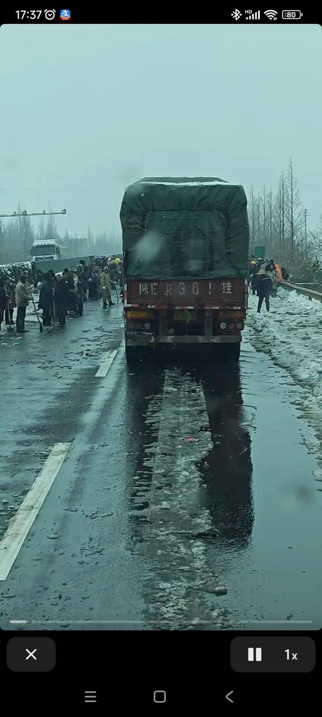 原创网友建议救援车送铲子让被困者铲雪