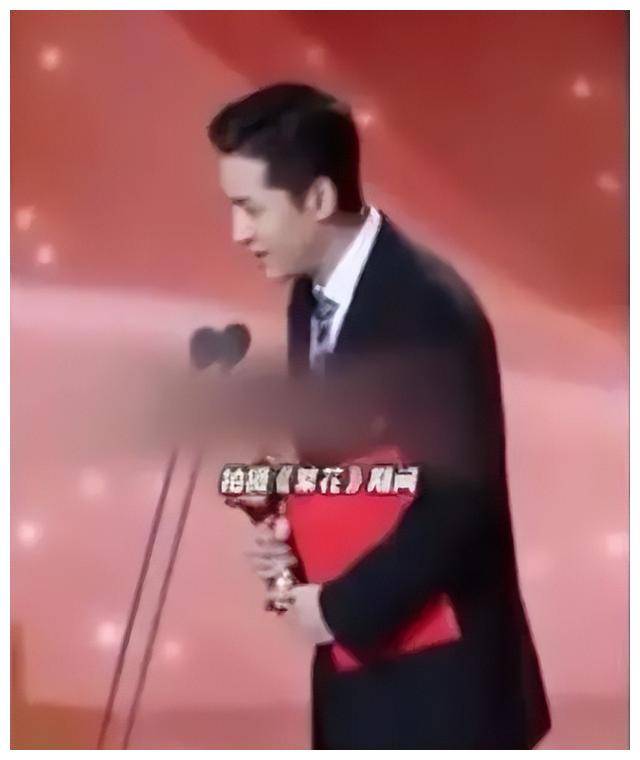 胡歌看狂飙入眠，为拍繁花时无惧困扰，展现坚毅吸引力