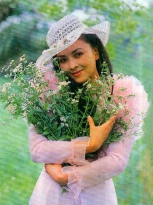 最美“杨贵妃”周洁:55岁患癌，花27万美元包机回国，5天后去世