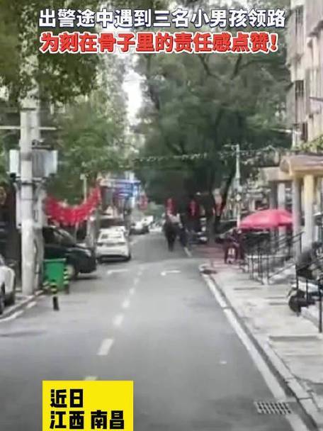 原创江西南昌，3名小男孩见消防车驶来，狂奔带路！