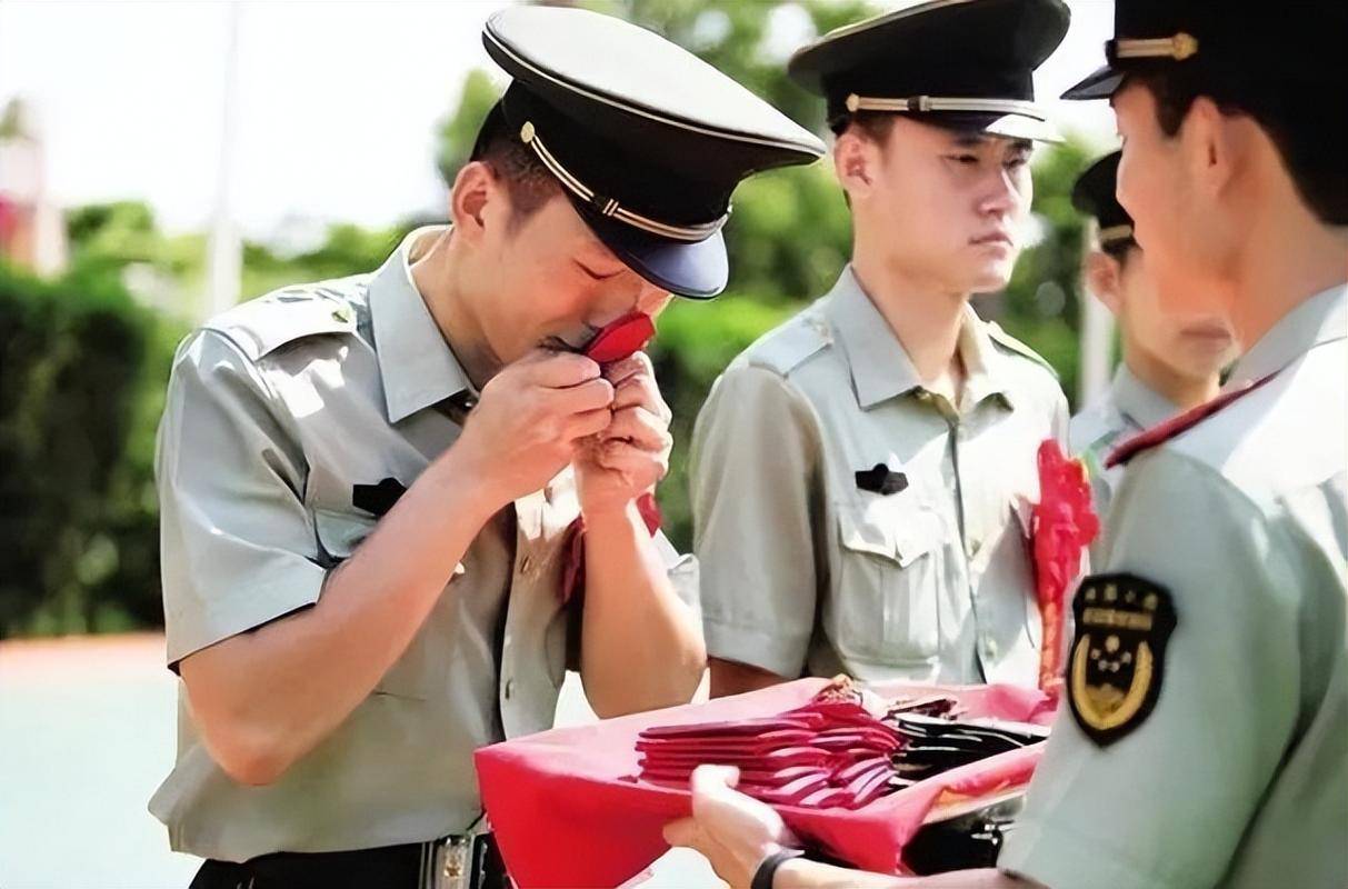 再来说说待遇问题。这位战友算了一笔账,他逐月后每月能领取到5100元的退