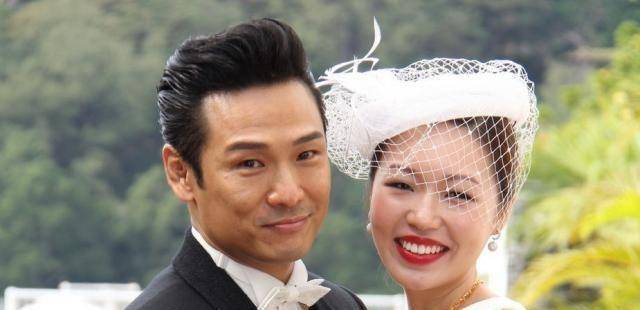 原创57岁杜德伟与老婆逛街，二人亲密无间，年龄相差24岁却浪漫不断