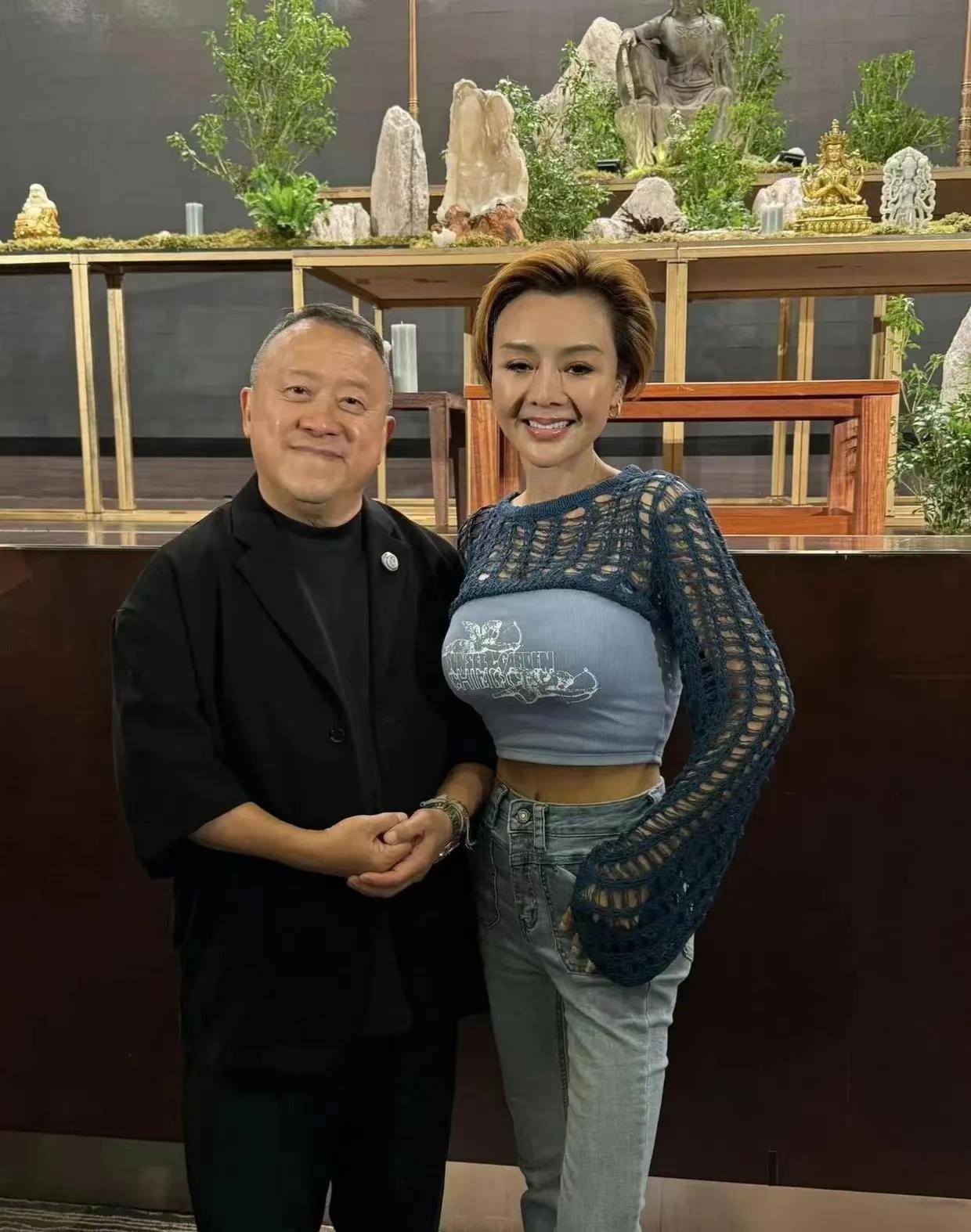 昔日“波霸”叶子楣：巅峰时隐退娱乐圈，豪掷200万给胸部买保险