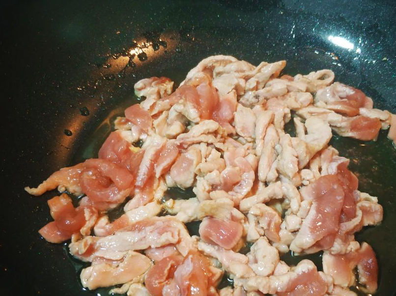 芹菜炒肉切记不可直接下锅，提前加上这一步，肉丝细嫩更入味