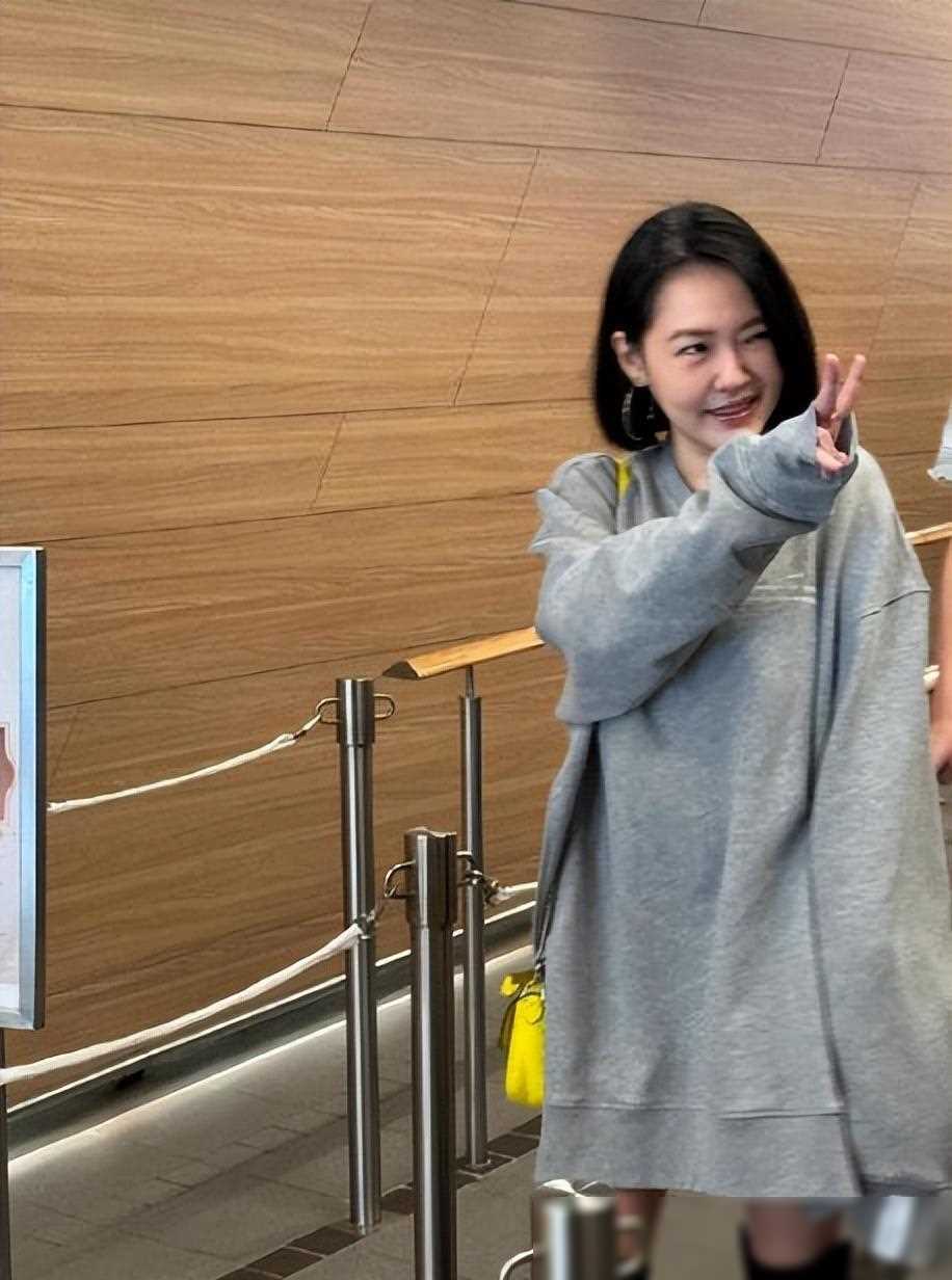 小S街头惊艳亮相，颜值爆表，引发热议