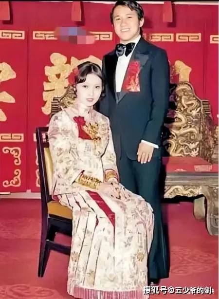 原创1974年，曾志伟和原配王美华，一张罕见的合影，年轻时挺帅的