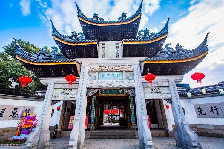 江南地区保存较为完好的古镇之一，曾是重要商贸中心和文化重镇