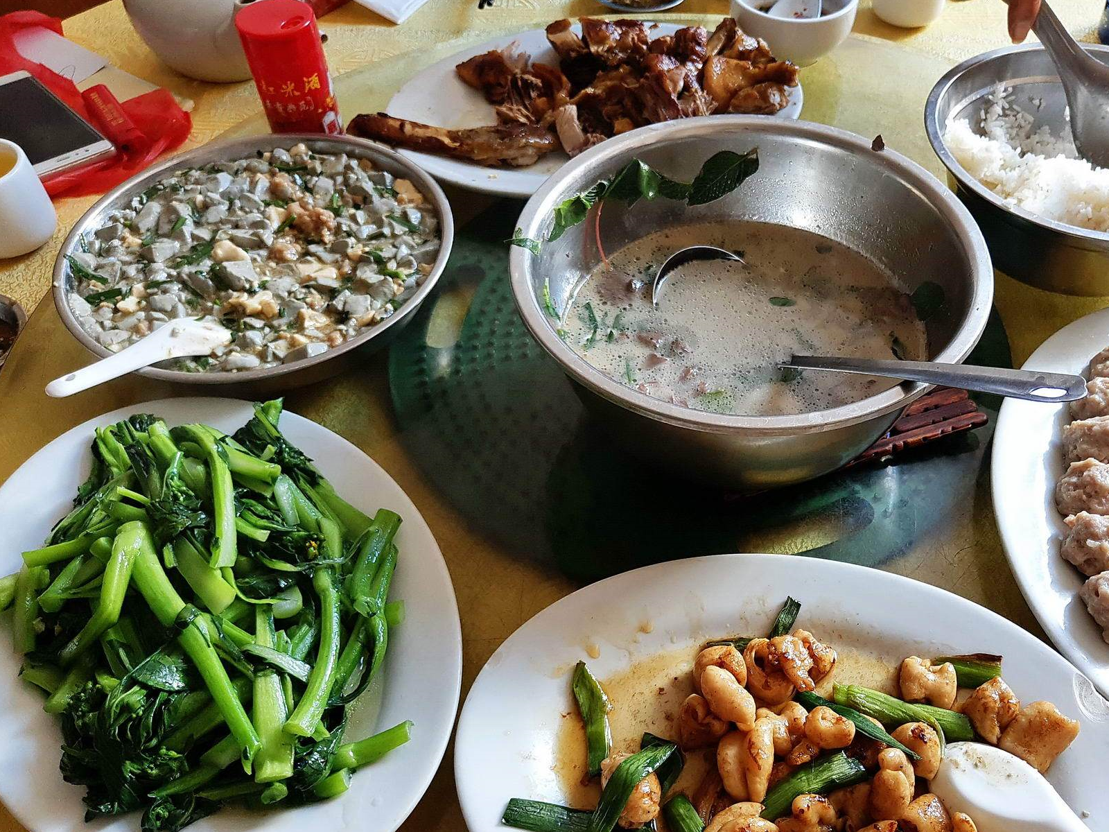 广东罗定小镇酒楼，精耕传统菜式，一碟生炒猪大肠十分精彩