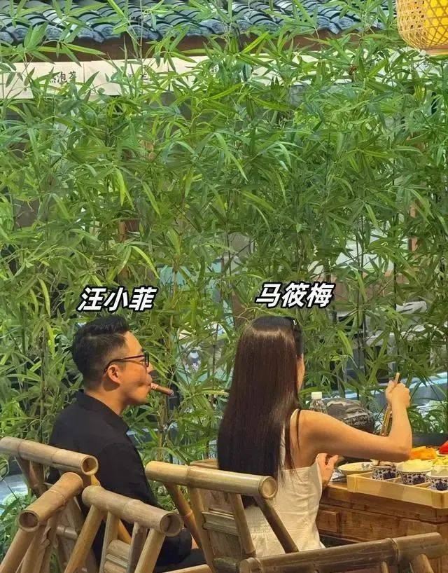 汪小菲和女友四川吃火锅，店内公然抽雪茄，女友又美又辣太惹眼！