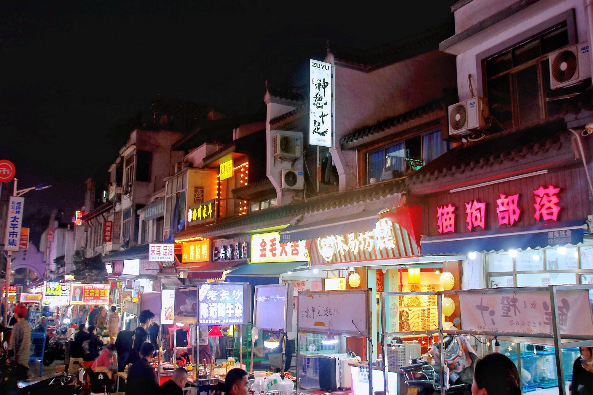 湖南长沙有一条太平老街，青砖黛瓦，历史悠久，是湖湘文化的源头