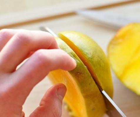 网上最红的芒果新剥法，不用刀不用烤，一点儿果肉都不会浪费！