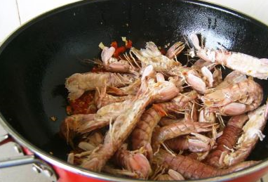 煮皮皮虾时，很多的人都用错了水，难怪老得咬不动，腥味还大