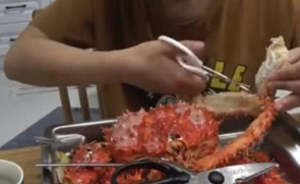 网上花200买的帝王蟹，蒸熟后口感让人失望，那味道一言难尽！