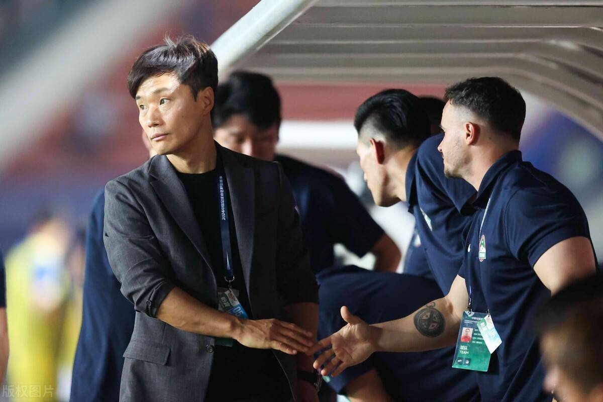 李玮锋刚离开河南队，俱乐部就跟大牌名帅签订新合同，让球迷意外
