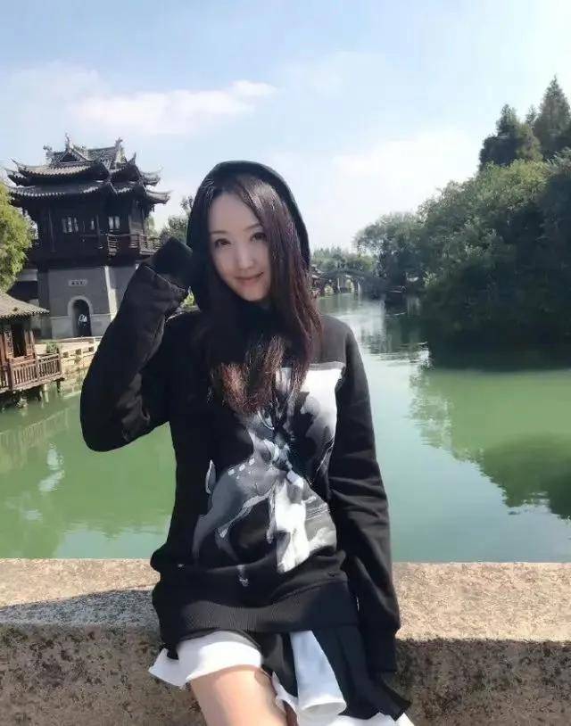 原创无滤镜加持，杨钰莹跌下神坛不再高高在上，53岁脸松弛下坠还想着装嫩不假吗？