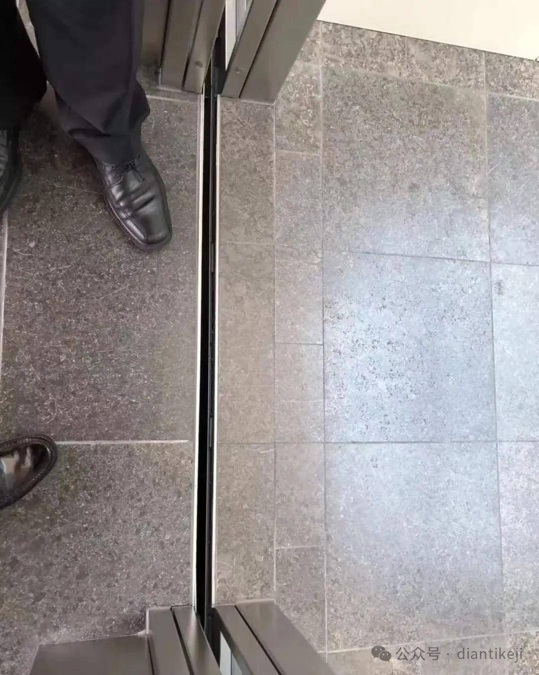 图说：第一次见这种电梯地坎