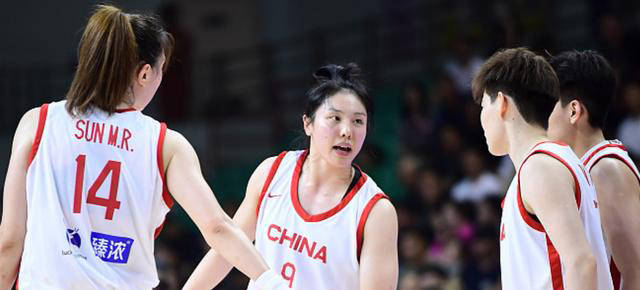 中国女篮以杨舒予和王思雨的出色表现险胜澳大利亚，扳回一局