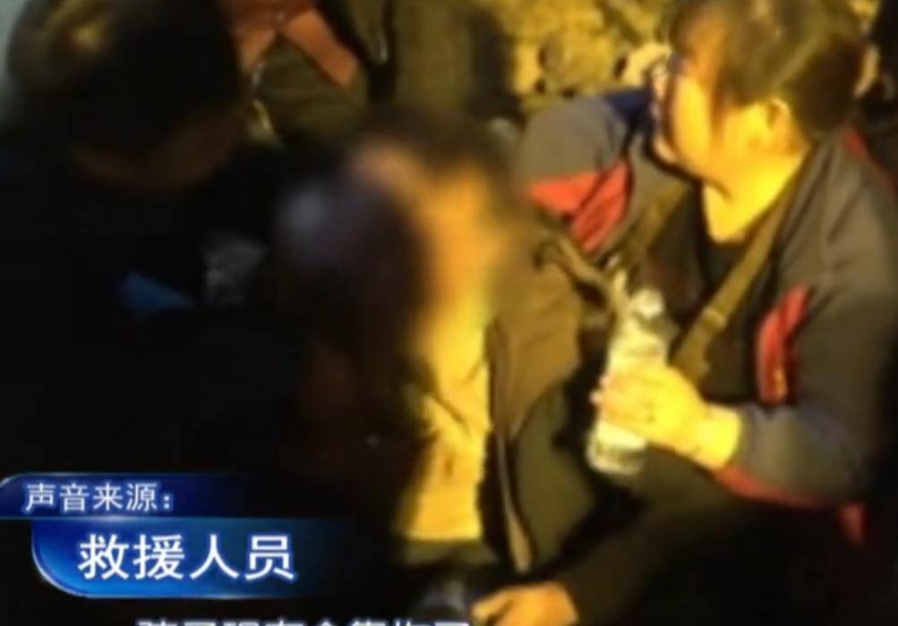 原创 2019年,15岁少年6次倒挂下井,舍命救3岁女童,女童父亲下跪感激-14岁少年倒挂救女孩