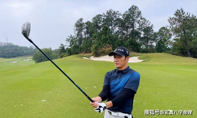 原创 张兆辉亮相佛山龙舟赛!61岁型男身材引人注目,胸肌线条动人!-张兆辉生日