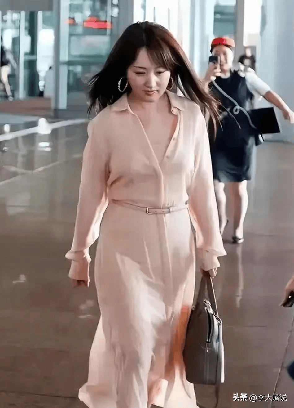 杨钰莹终究是老了，在美颜下看似年轻，但身材却瞒不过大家的眼睛？