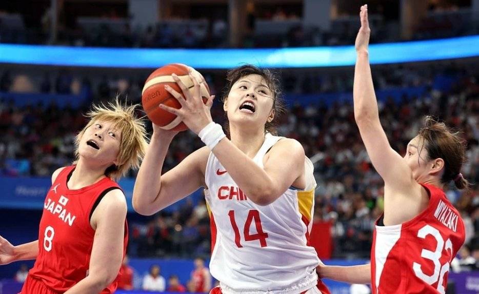 中国女篮差距有多大 内线王牌被打爆 李月汝首次先发被前MVP上课
