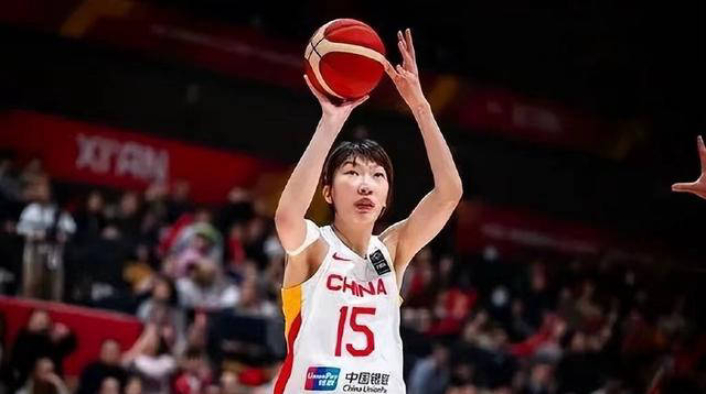 中国女篮热身赛：韩旭贡献16分，杨力维崛起，王思雨情绪波动