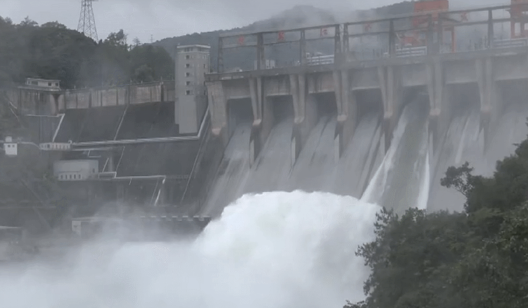 浙江新安江水库加大至3孔闸泄洪-新安江水库深度