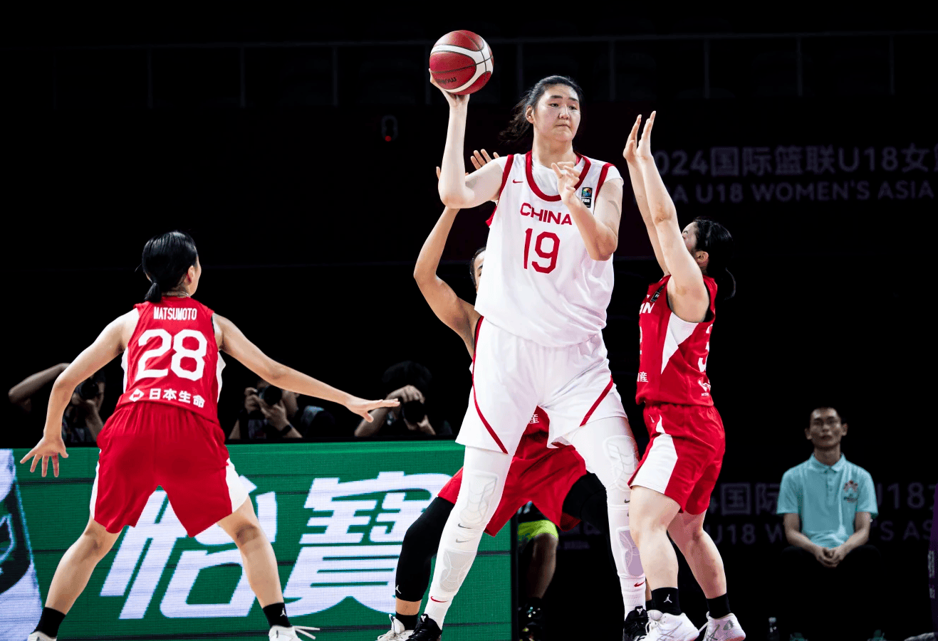 张子宇22中20轰44分，中国女篮大胜日本队，小组头名晋级半决赛