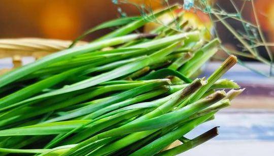 韭菜，是肝病的“催化器”吗？消化科医生：养肝，或可多吃6种菜