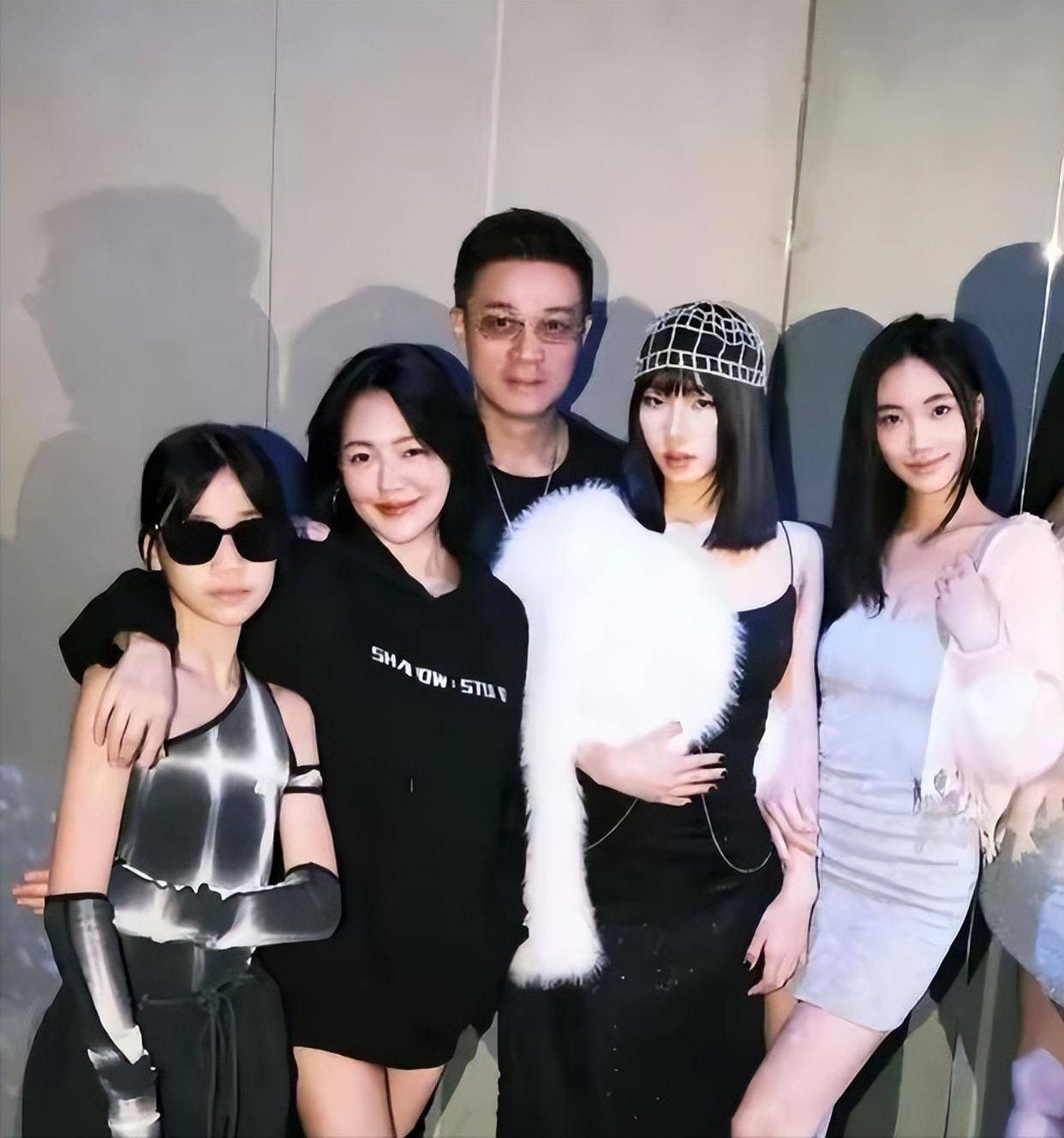 原创小S与舞蹈老师激情热舞，亢奋到身体发红，曾说很久与老公那个了