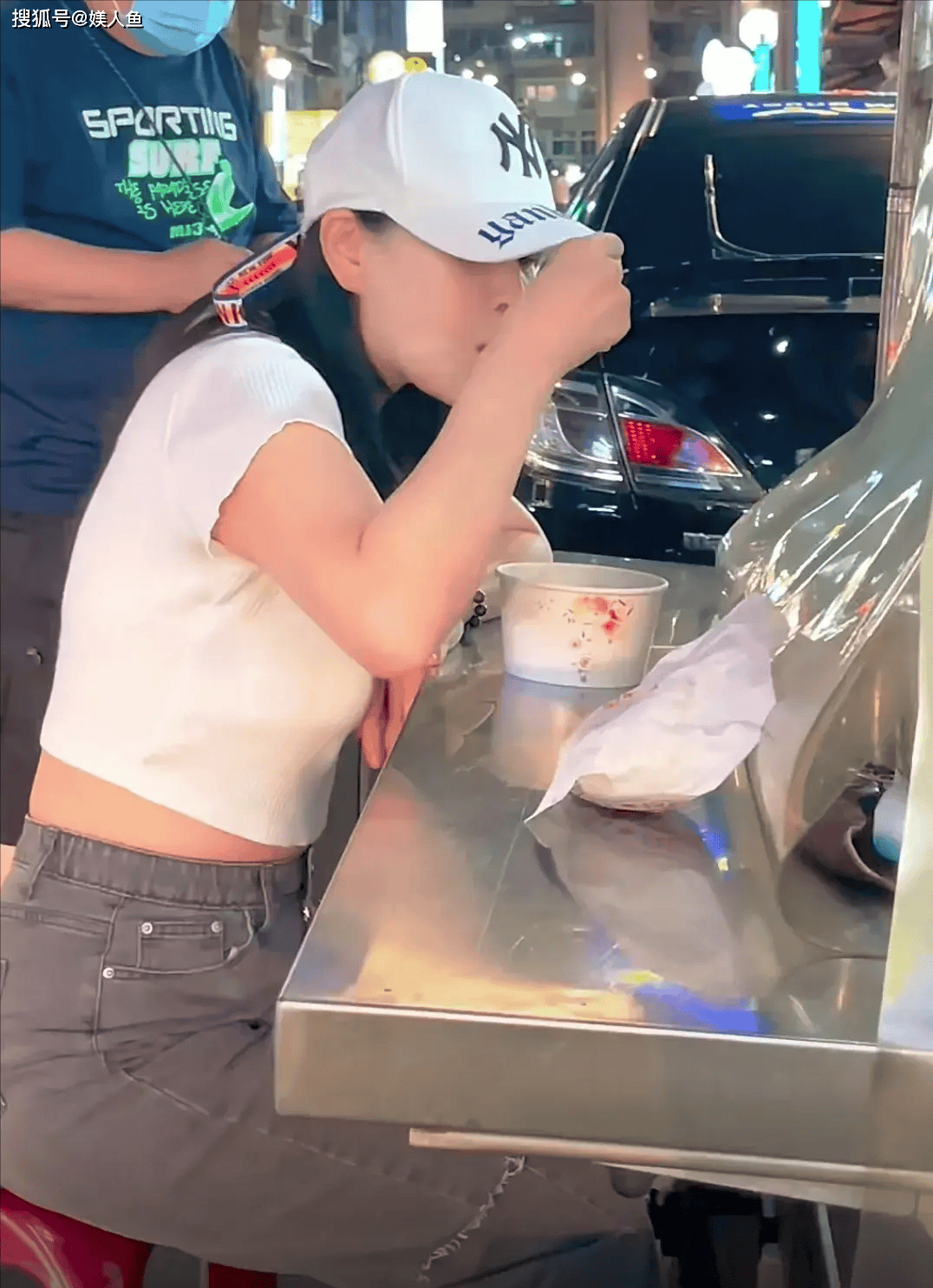 56岁伊能静带女儿回娘家!母女逛街吃路边摊,背影如同姐妹-伊能静接女儿