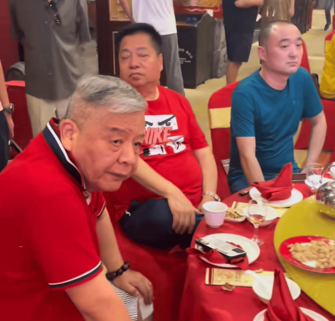 原创笑飘了！北京大佬宝庆为母亲过大寿！刘惠到场太有排面，现场用工程车撒钱