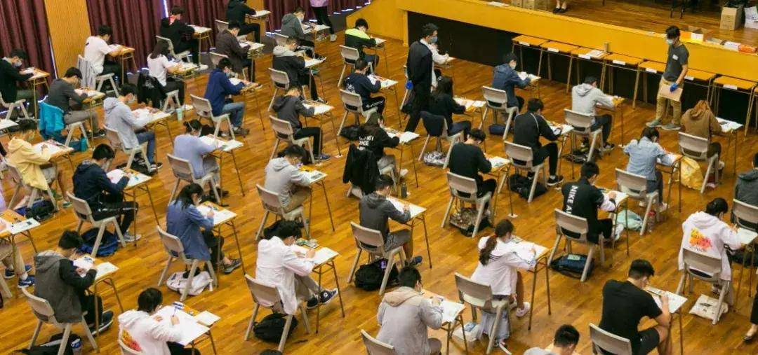 邓超孙俪一家现身英国，参观剑桥引发猜测：要送两娃出国读书了？