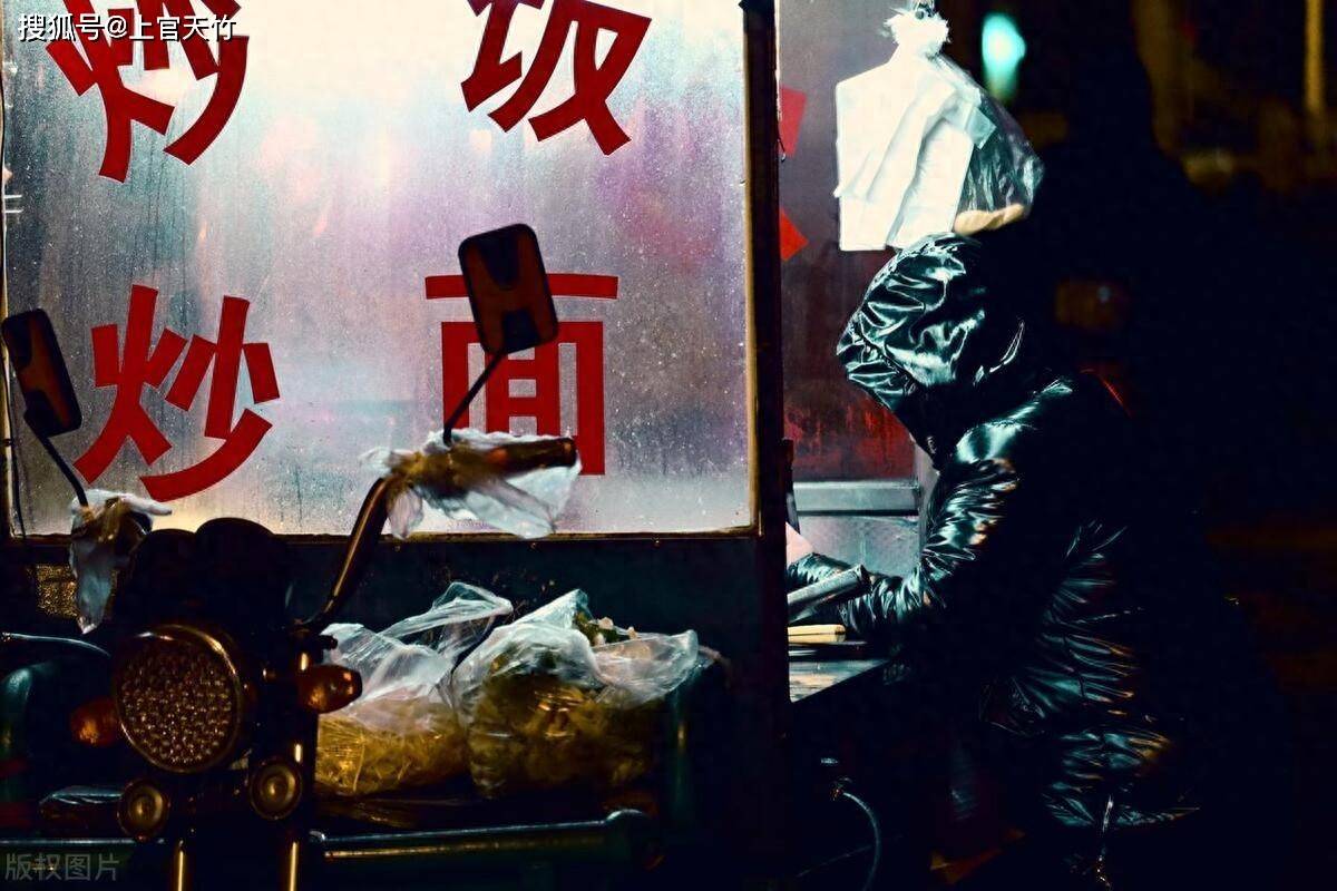 原创
            文化宫夜市的下岗牌炒面，里面竟然有爱情，走过去就是一片天