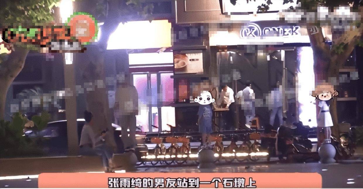 原创张雨绮疑似新恋情曝光：带孩子外出画面甜蜜，新男友身份引热议