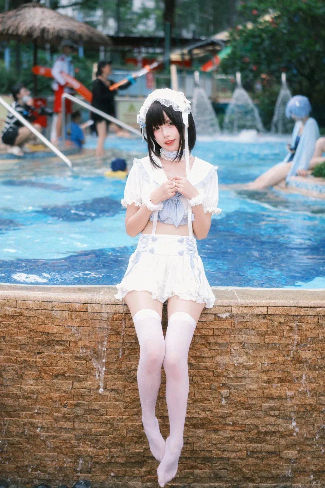 泳池萌妹，玉足白丝过膝袜，简直太清纯了