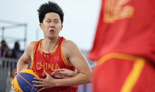 原创中国三人男篮遭法国淘汰，表现沮丧+失控+缺乏团结