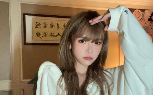 原创好脏，周淑怡直播露出电子设备都用包浆了...网友：网吧的都比这干净