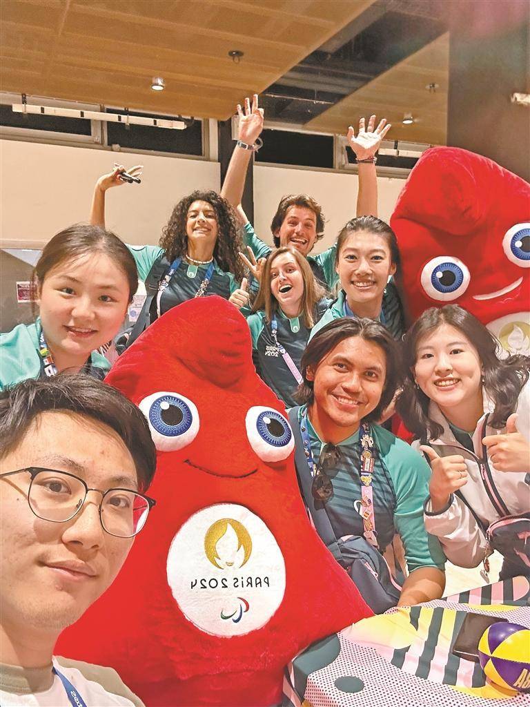 深圳：志愿红点亮城市文明典范之光