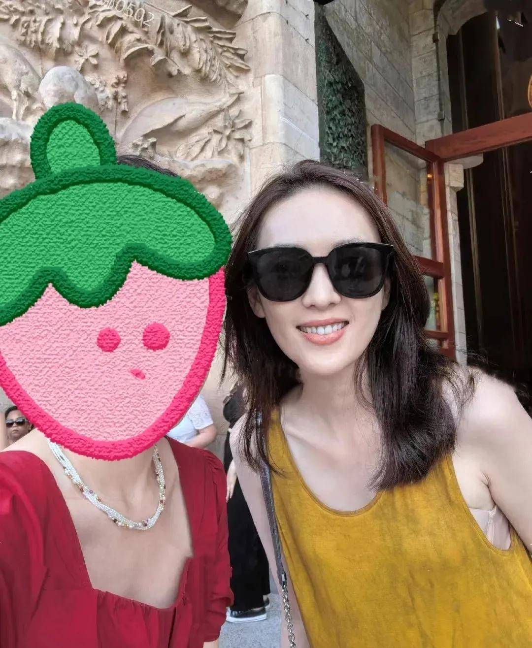 原创
            在国外偶遇童瑶，穿着清凉露出内衣副乳都不怕，素颜干净清丽比章子怡漂亮多了(图1)