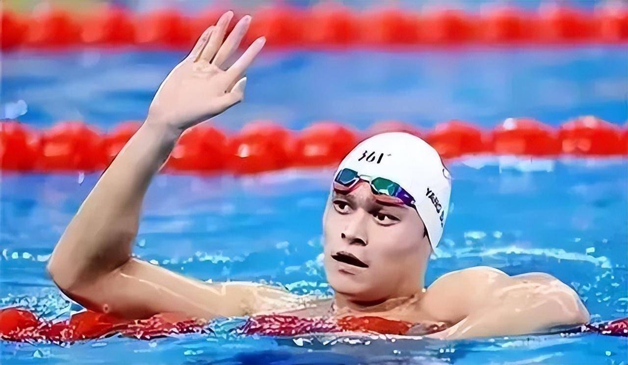 孙杨妻子张豆豆现身全国夏季游泳锦标赛,将观战孙杨400自决赛-孙杨泳游1500视频