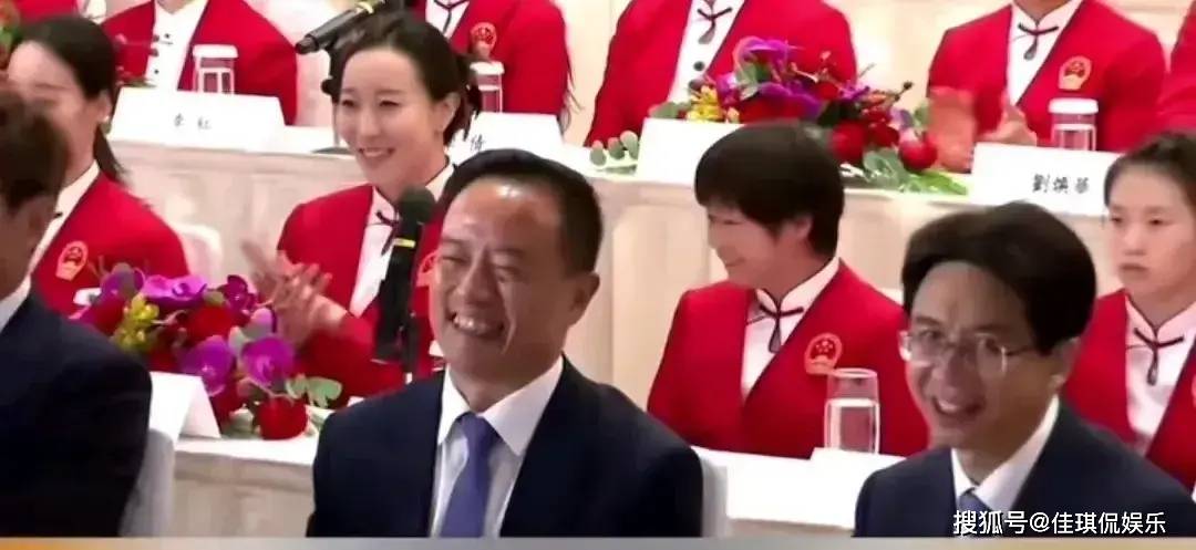 原创 被点名,全红婵站起来回答问题,像被老师抓包,笑坏前排的局长!-太现实!全红婵夺冠全家翻身