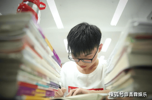 原创 云南男生考700分上北大被父亲暴揍,报警后才知道父亲的真实身份-云南考上北大的人有多少