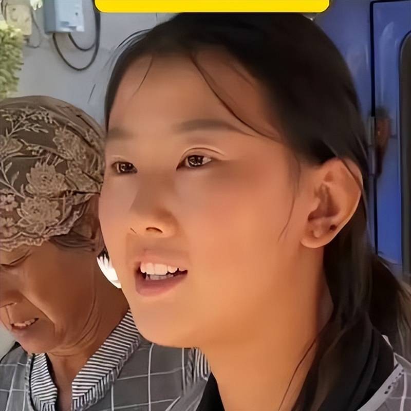 原创 19岁女孩3点起床帮妈妈卖烤牌走红-帮妈妈去买东西