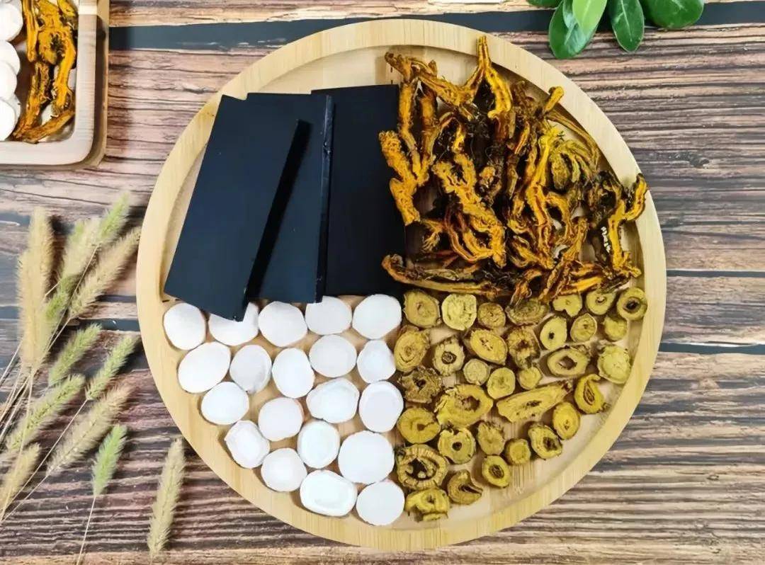 好失眠，如何引阳入阴呢？今天分享一个治疗失眠的千古名方黄连阿胶汤。2黄连阿胶汤的组成：黄连12g、黄