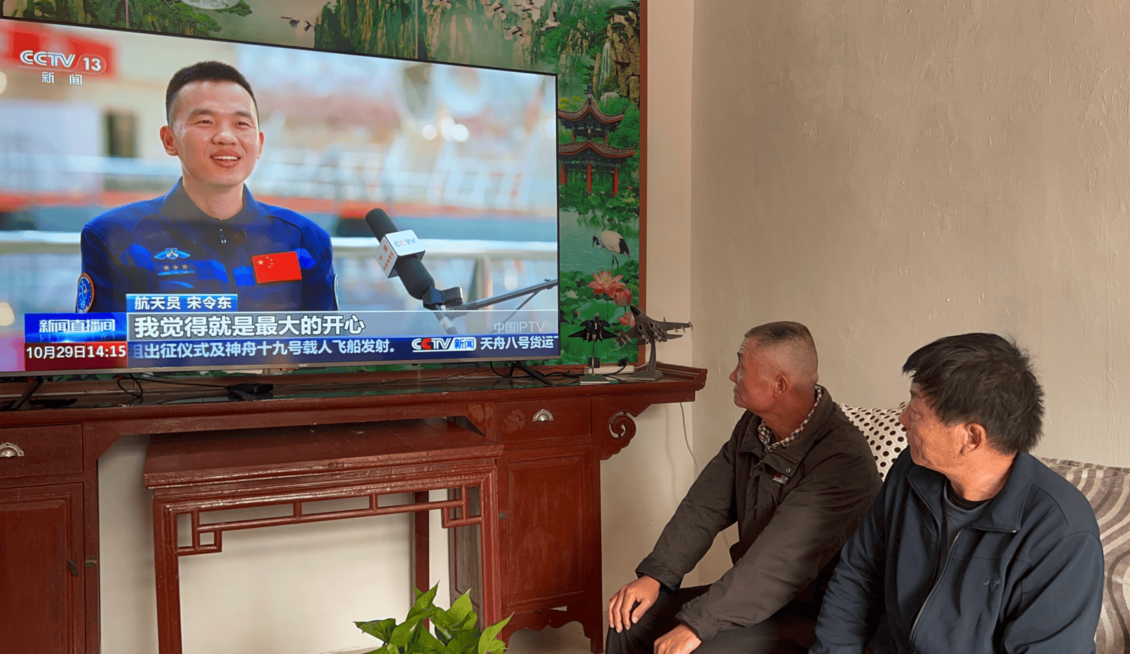 来自“宇宙中心”的小伙真的飞向宇宙了<strong></p><p>芯片 </strong>! 来自“宇宙中心”的小伙真的飞向宇宙了!