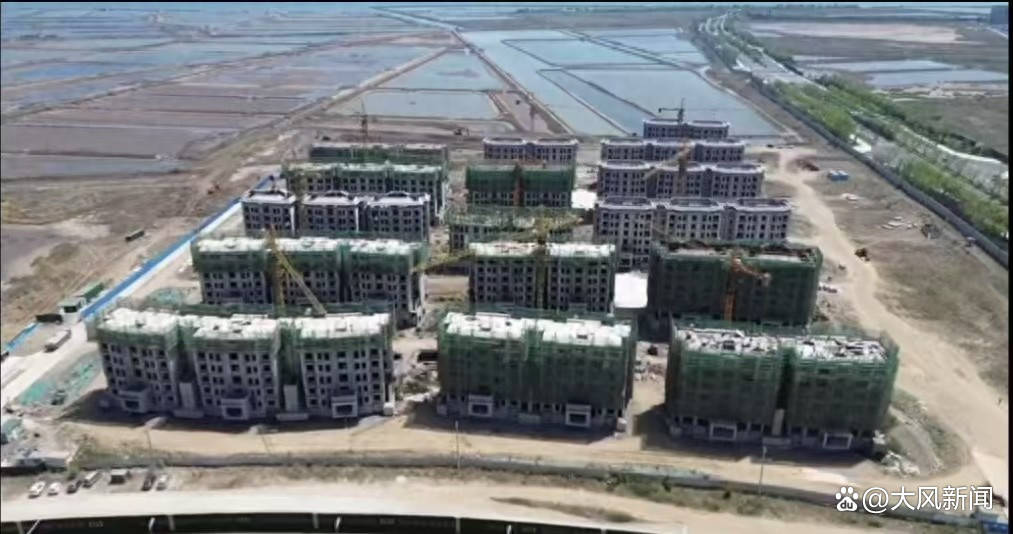 数百业主烟台买洋房后被告知“政策变动”不能交房,只能置换公寓或高层,开发商称没有退房方案 数百业主烟台买洋房后被告知“政策变动”不能交房,只能置换公寓或高层,开发商称没有退房方案